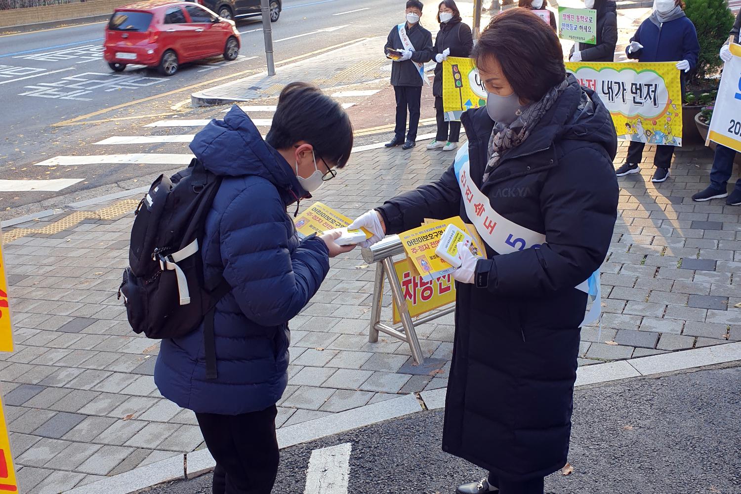 어린이보호구역 내 주정차 전면금지 캠페인(박경희의장 사진제공) 3