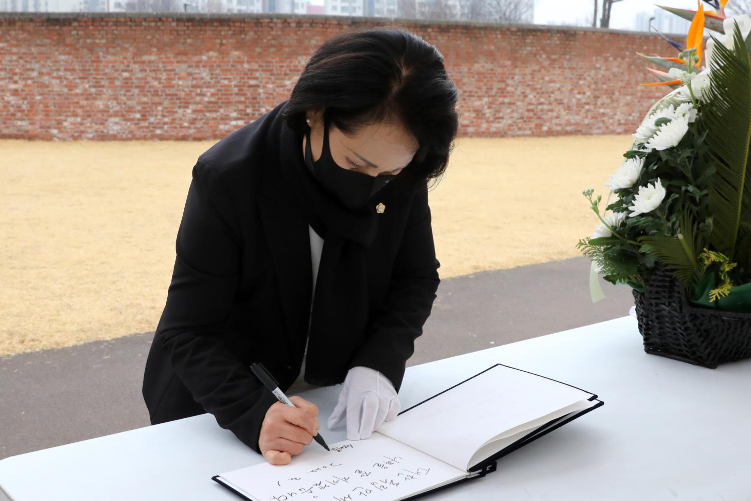 3.1절 순국선열 헌화 및 분향 35