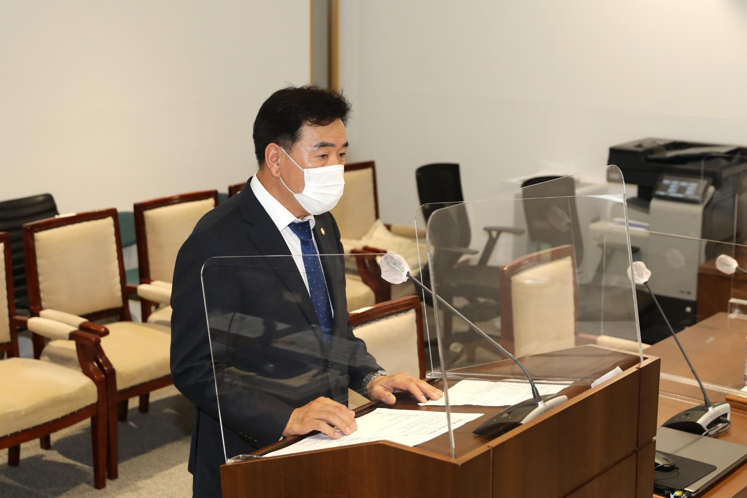의원연구단체 심의위원회 신규위원 위촉식 3