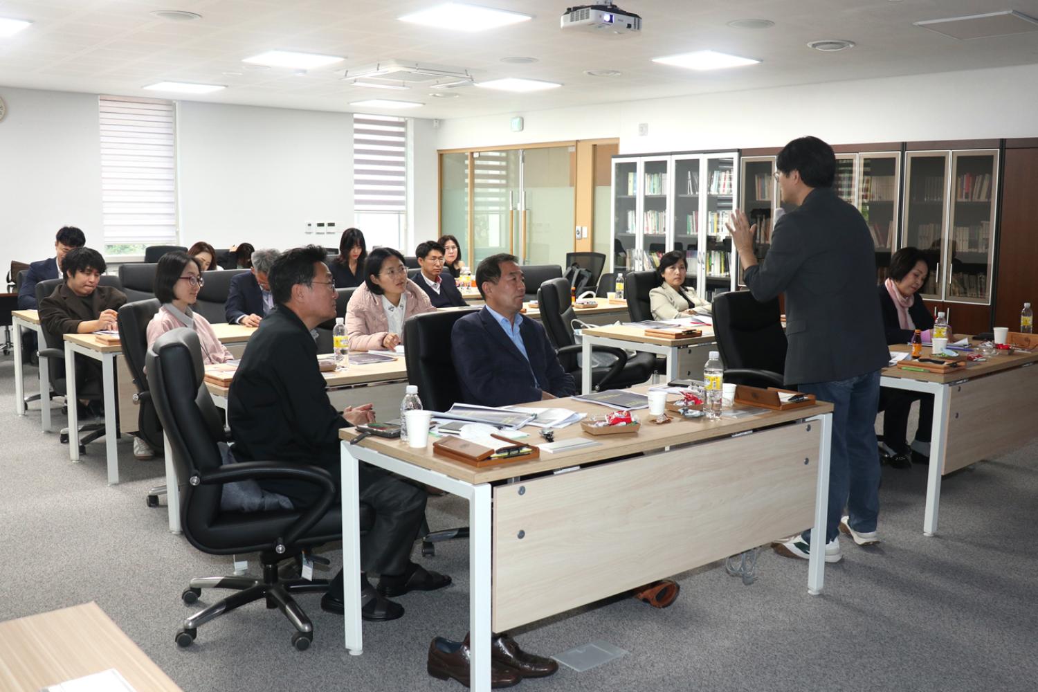 사회적 고립의 시대에 정치가 할 일 2