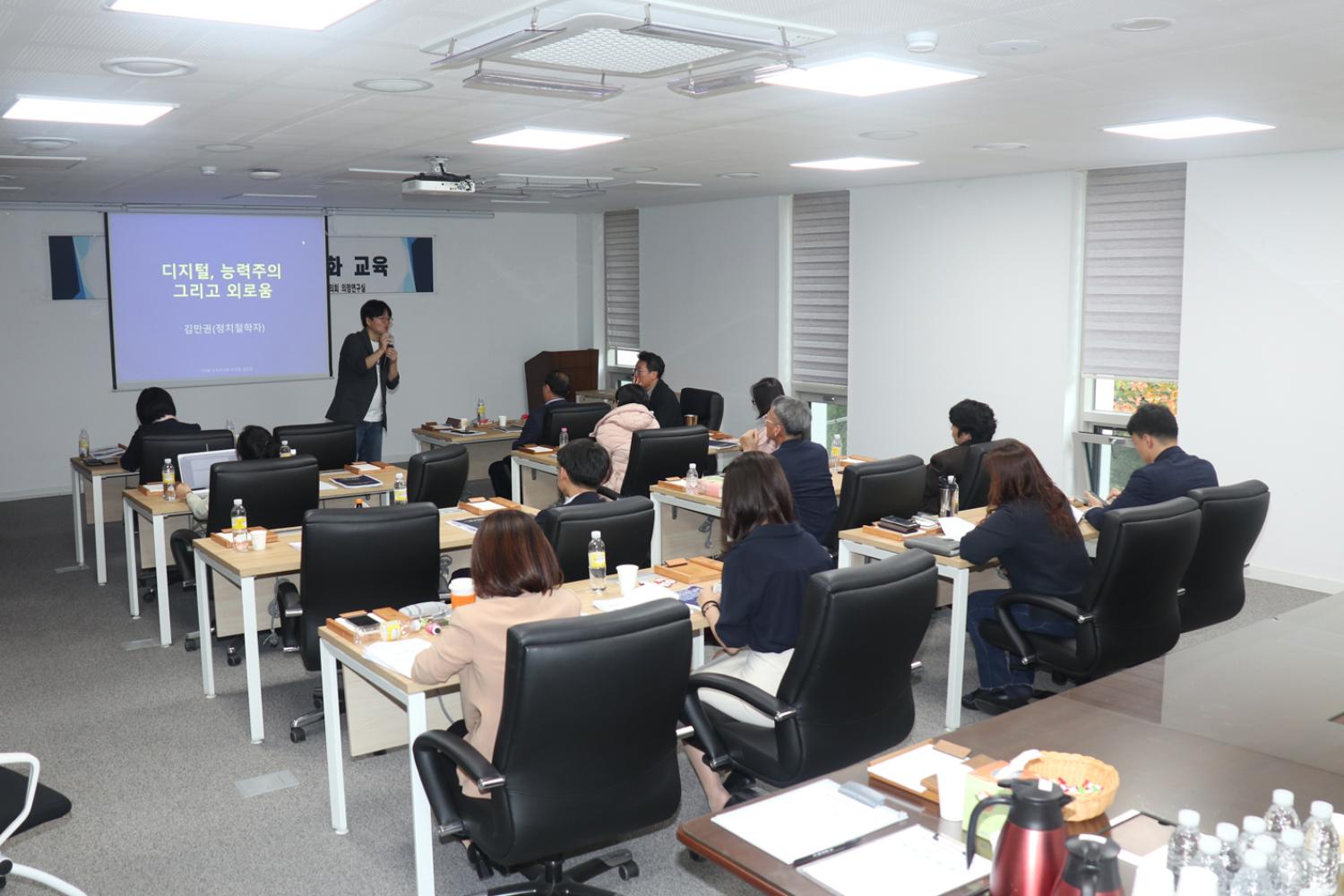 사회적 고립의 시대에 정치가 할 일 3