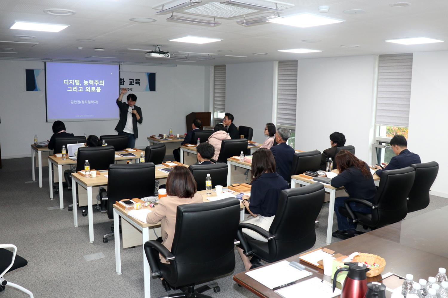 사회적 고립의 시대에 정치가 할 일 4