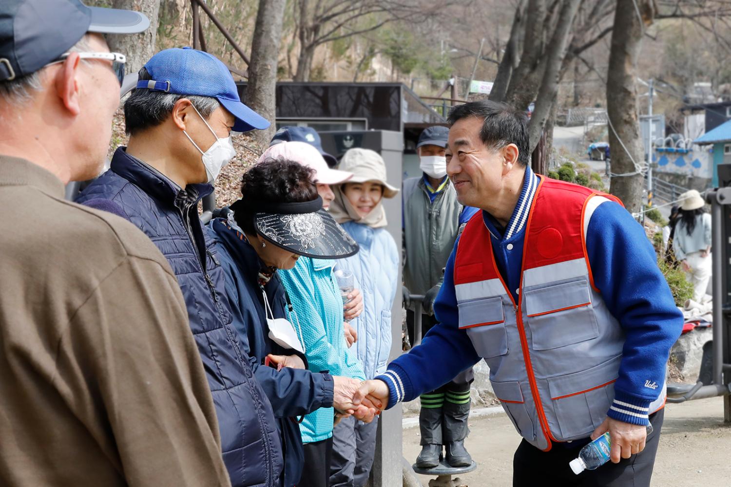제79회 식목일기념 나무심기 행사 6