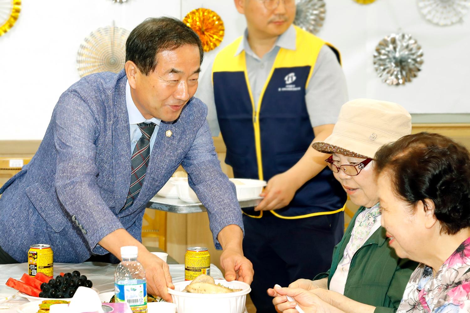 가재울중앙교회 삼계탕 대접행사