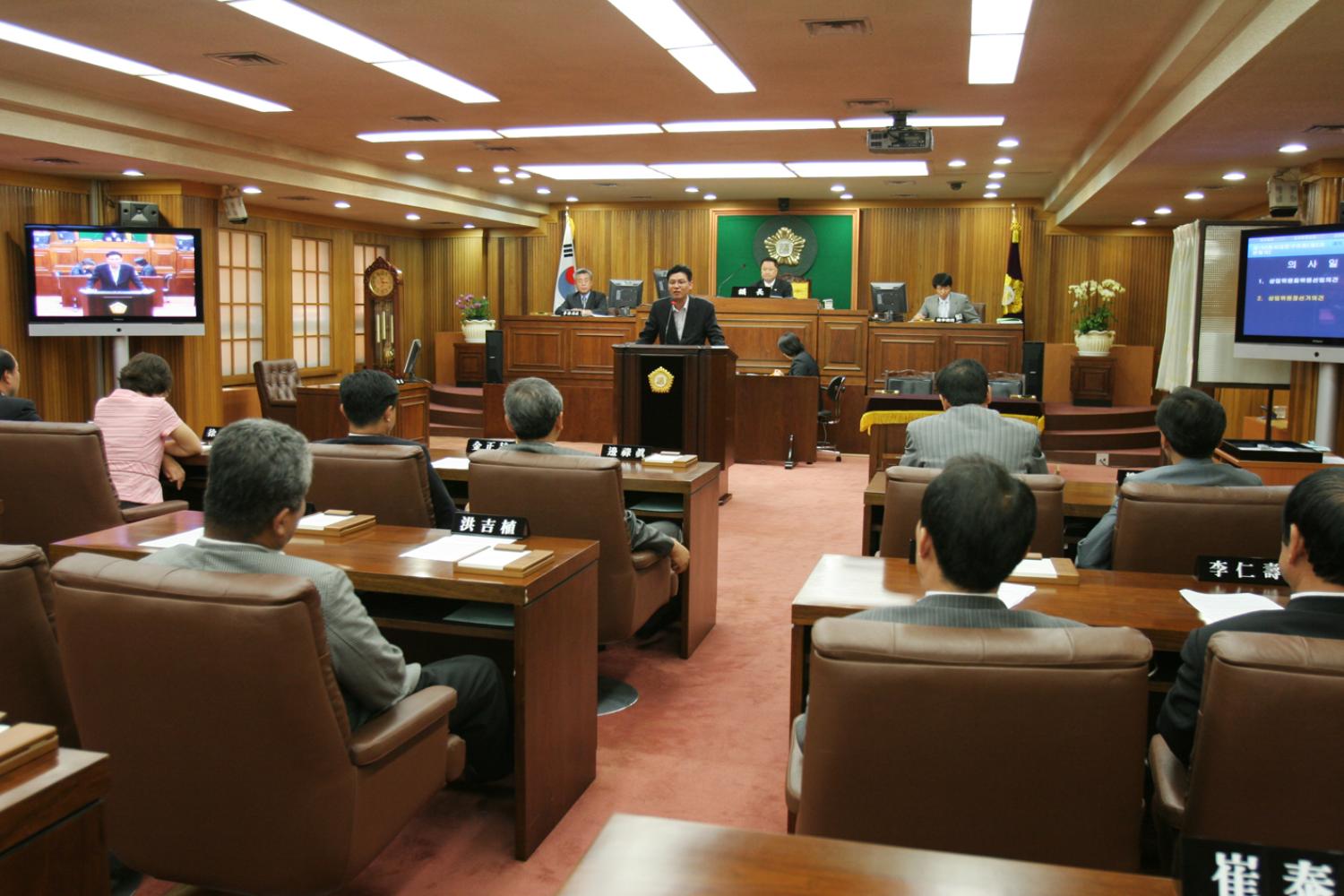 제5대2기 행정복지위원장으로 당선된 박운기 의원님의 인사말씀